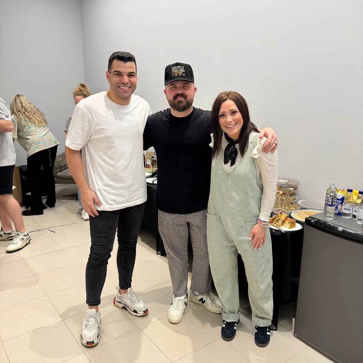Léo Neves com Kari Jobe e Cody Carnes