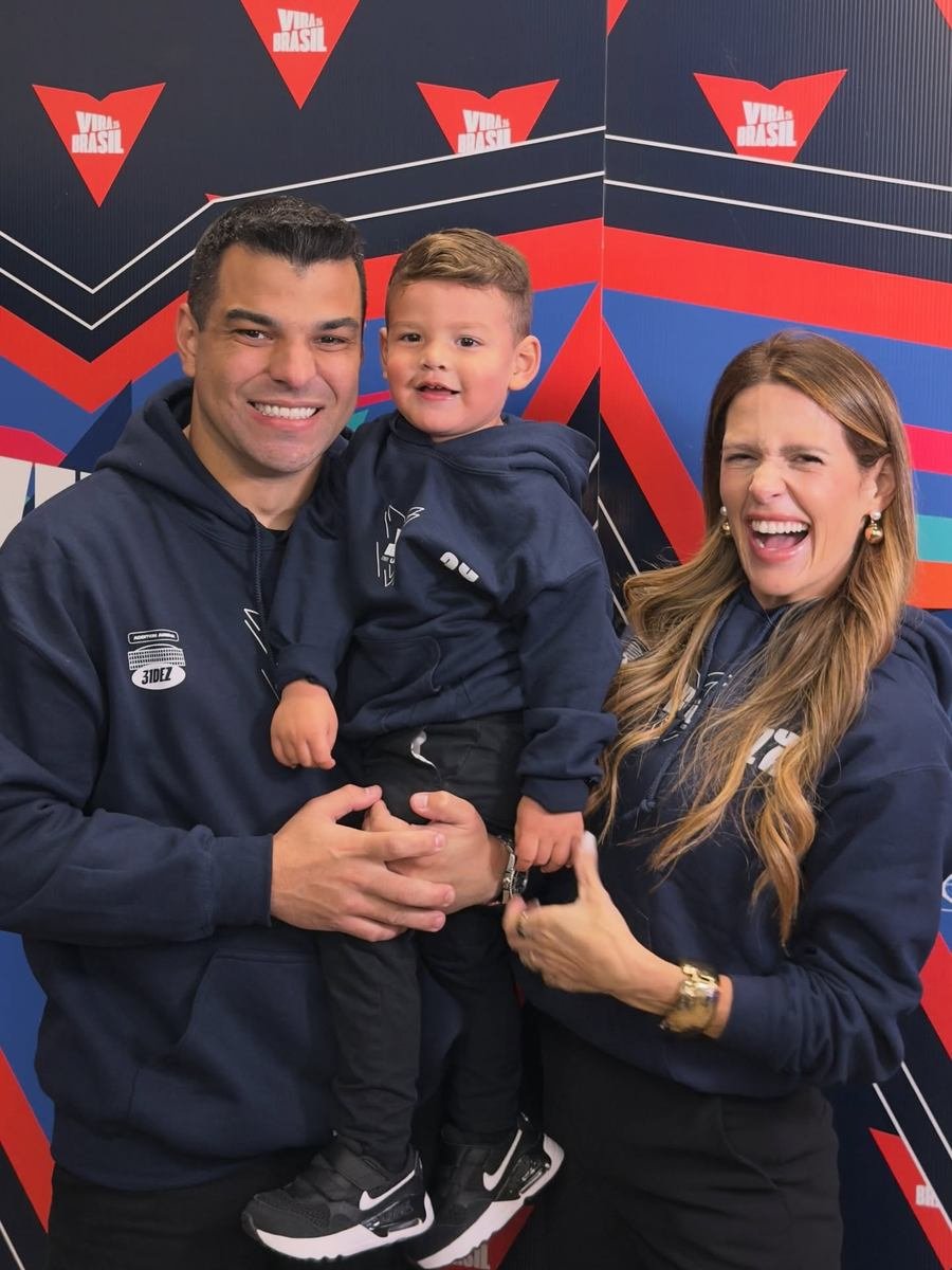 Léo, Larissa e Dom no backdrop do Vira Brasil