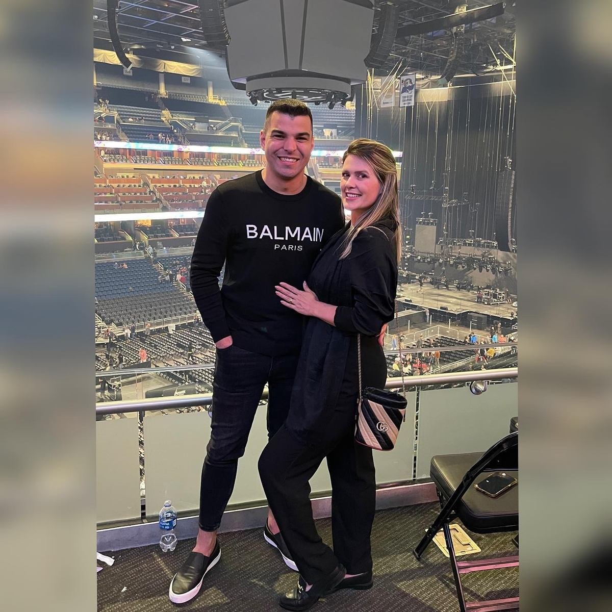 Léo e Larissa no camarote da arena