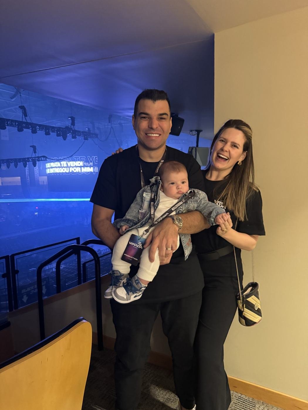 Dom recém-nascido com Léo e Larissa na arena