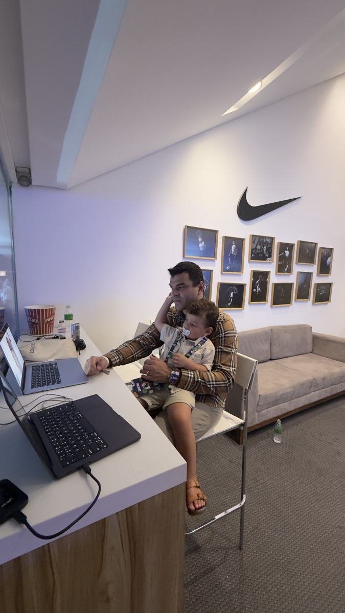 Léo Neves trabalhando com o Dom no colo