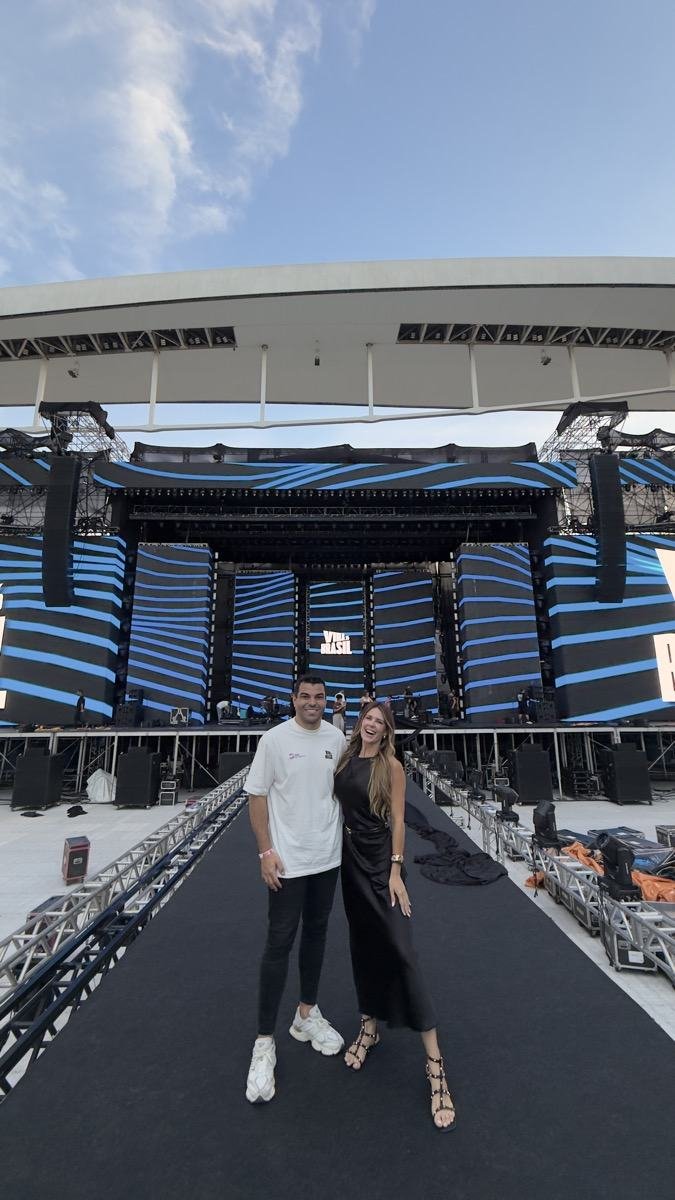 Léo e Larissa no palco do Vira Brasil