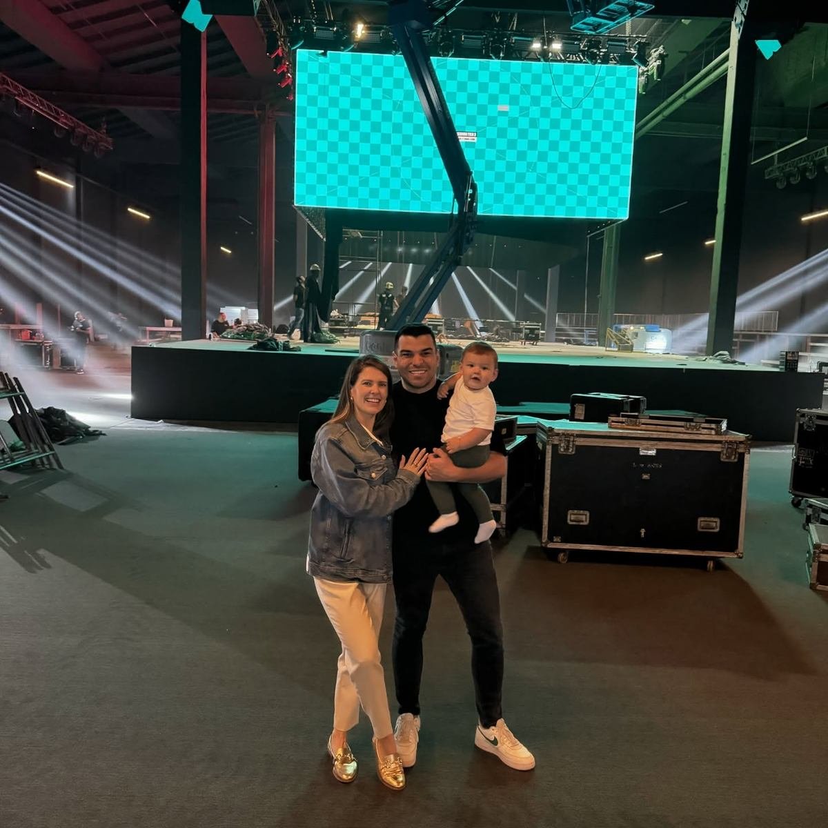 Família na montagem em frente ao palco