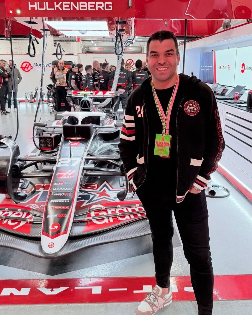 Léo Neves com o carro de F1 no paddock da Haas