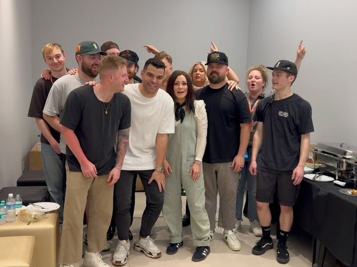 Léo Neves com a banda de Kari Jobe