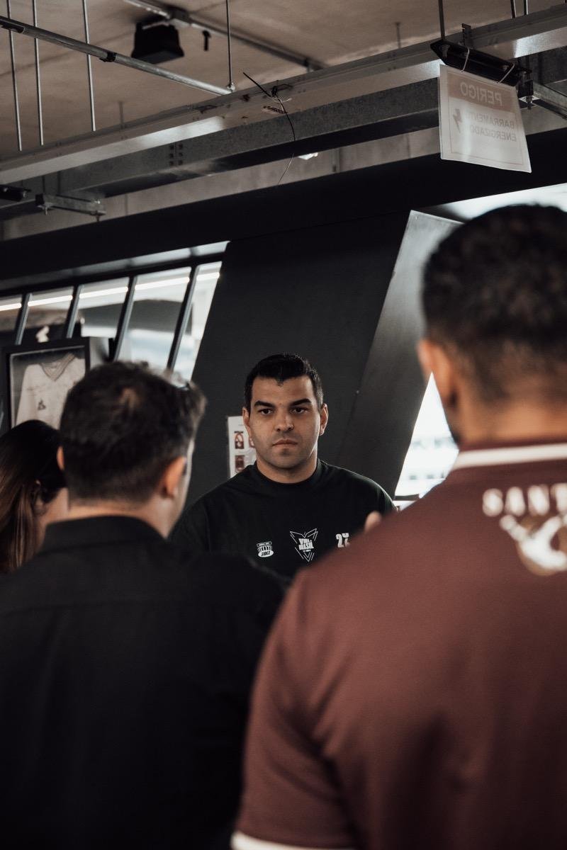 Léo Neves em briefing com a equipe na Arena MRV