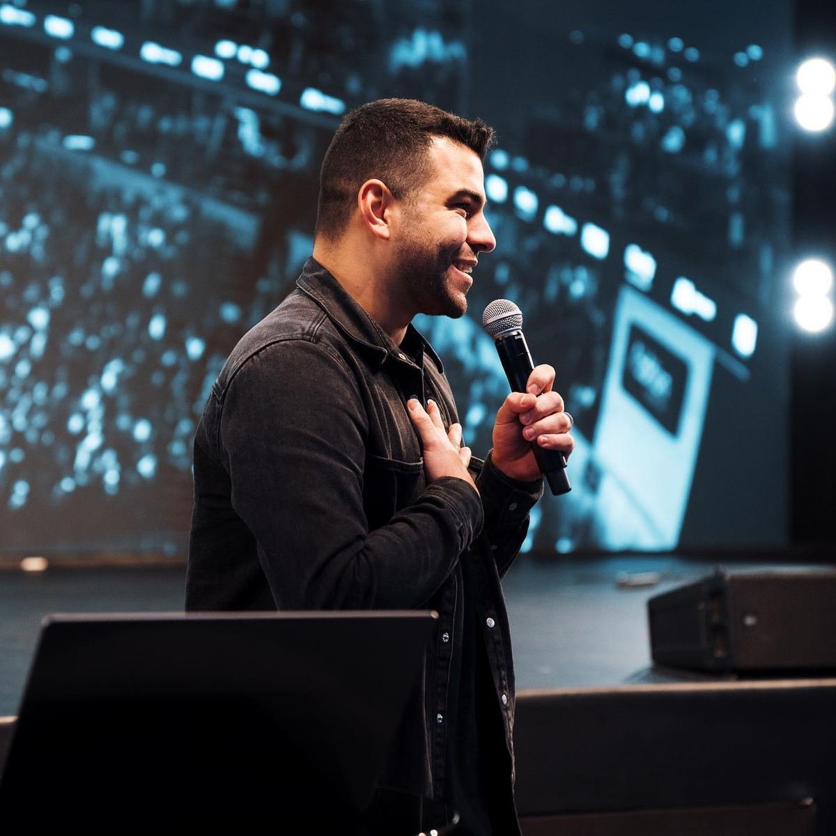 Léo Neves falando no palco