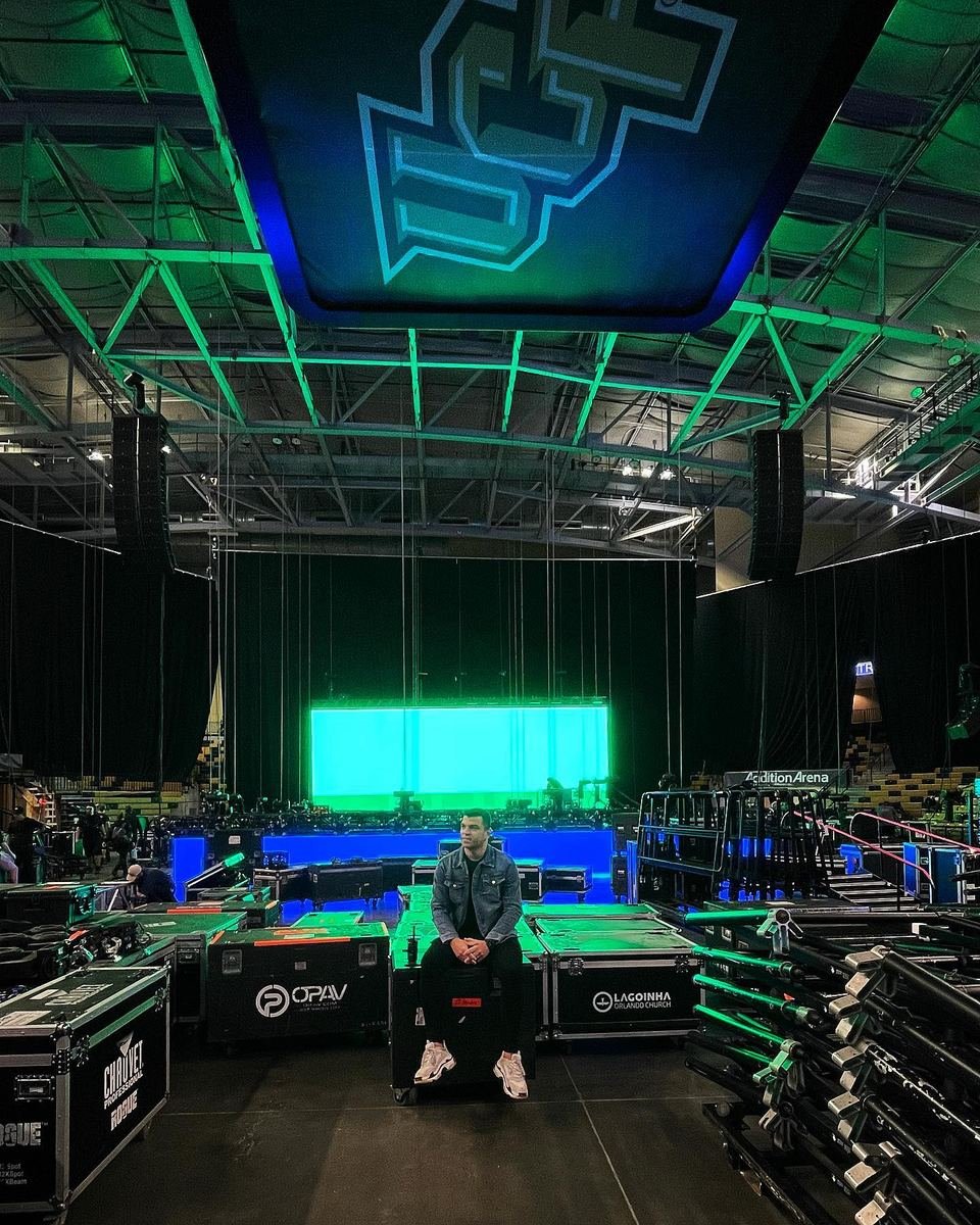 Léo Neves na montagem do palco