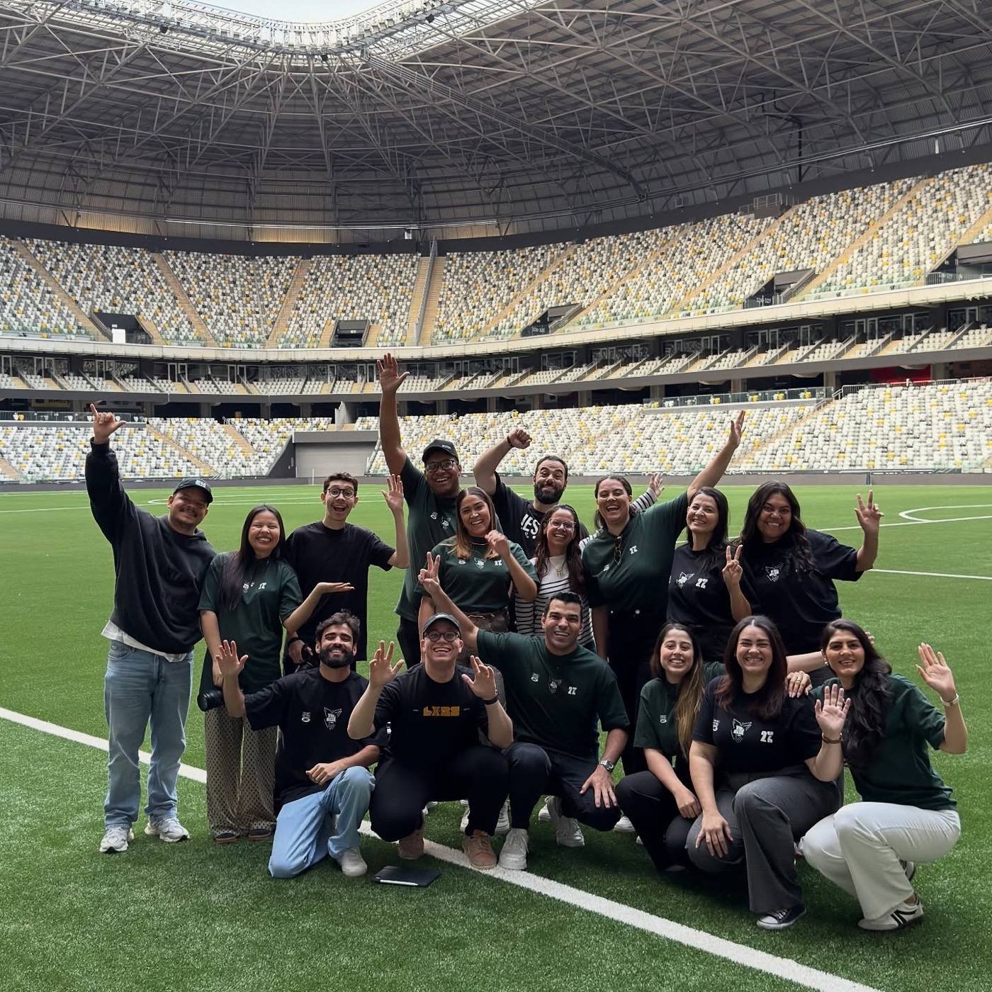 Léo Neves com a equipe no gramado da Arena MRV