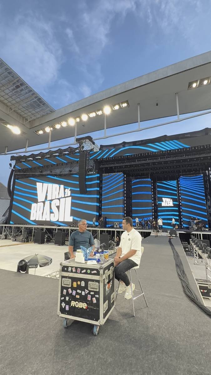 Léo Neves no palco do Vira Brasil